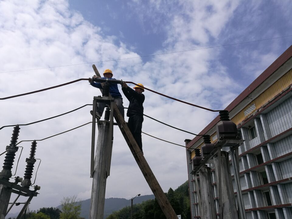 名称:横山庙电站:及时查处故障设备
简介:及时查处故障设备
点击:5825
