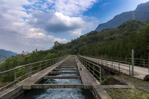 名称:玉管局主干渠团结渡槽
简介:玉管局主干渠团结渡槽
点击:6123